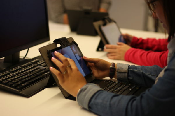 collegiens de bellegarde devant une tablette numérique